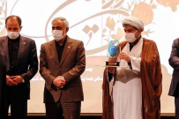 اهدای لوح و نشان شهید حاج قاسم سلیمانی به دکتر نصیرزاده در دومین جشنواره کارمند تراز انقلاب اسلامی بعنوان مدیر تراز انقلاب و فرمانده برتر